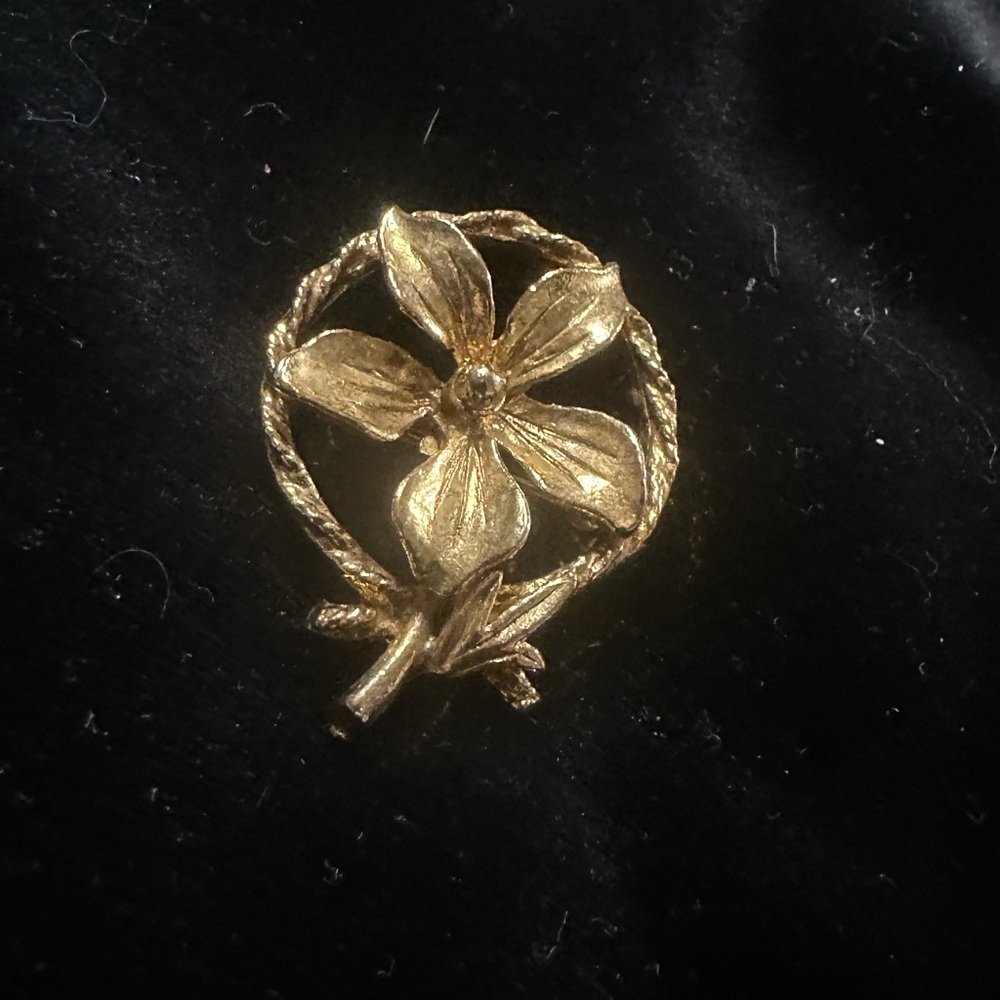 Elegant Gold Floral Brooch